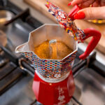 Cafetera Bialetti Moka Express Dolce & Gabbana 6 Tazas Color Rojo - Image 4