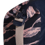 MOCHILA ADIDAS ZINE CORE GRAPHIC ROSA CON NEGRO - Image 6