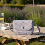 Cartera Bandolera Benetton 642lcy024 Color Violeta Floreado
