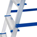 Escalera De Aluminio Tijera 3 Escalones Mor Plegable 5101 Base Antideslizante, Traba De Seguridad. Ultimo Escalon Como Plataforma Y Soporte De Aluminio Para Sujetarse Plateado/azul - Imagen 2