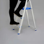 Escalera De Aluminio Tijera 3 Escalones Mor Plegable 5101 Base Antideslizante, Traba De Seguridad. Ultimo Escalon Como Plataforma Y Soporte De Aluminio Para Sujetarse Plateado/azul - Imagen 7