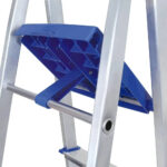Escalera De Aluminio Tijera 3 Escalones Mor Plegable 5101 Base Antideslizante, Traba De Seguridad. Ultimo Escalon Como Plataforma Y Soporte De Aluminio Para Sujetarse Plateado/azul - Imagen 4